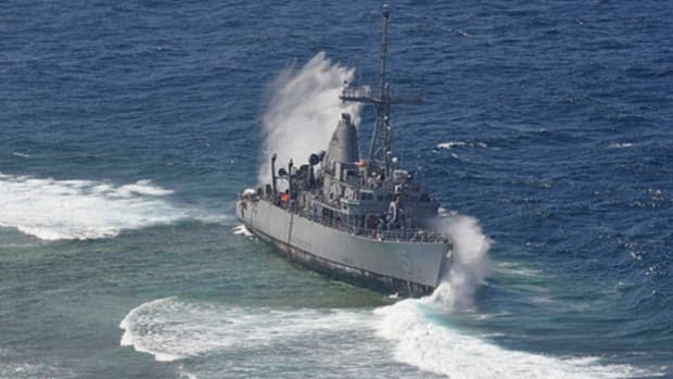 USS_Guardian_being_struck_by_a_wave_while_aground