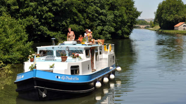The name of this liveaboard canal boat translates into “Water Hen.”