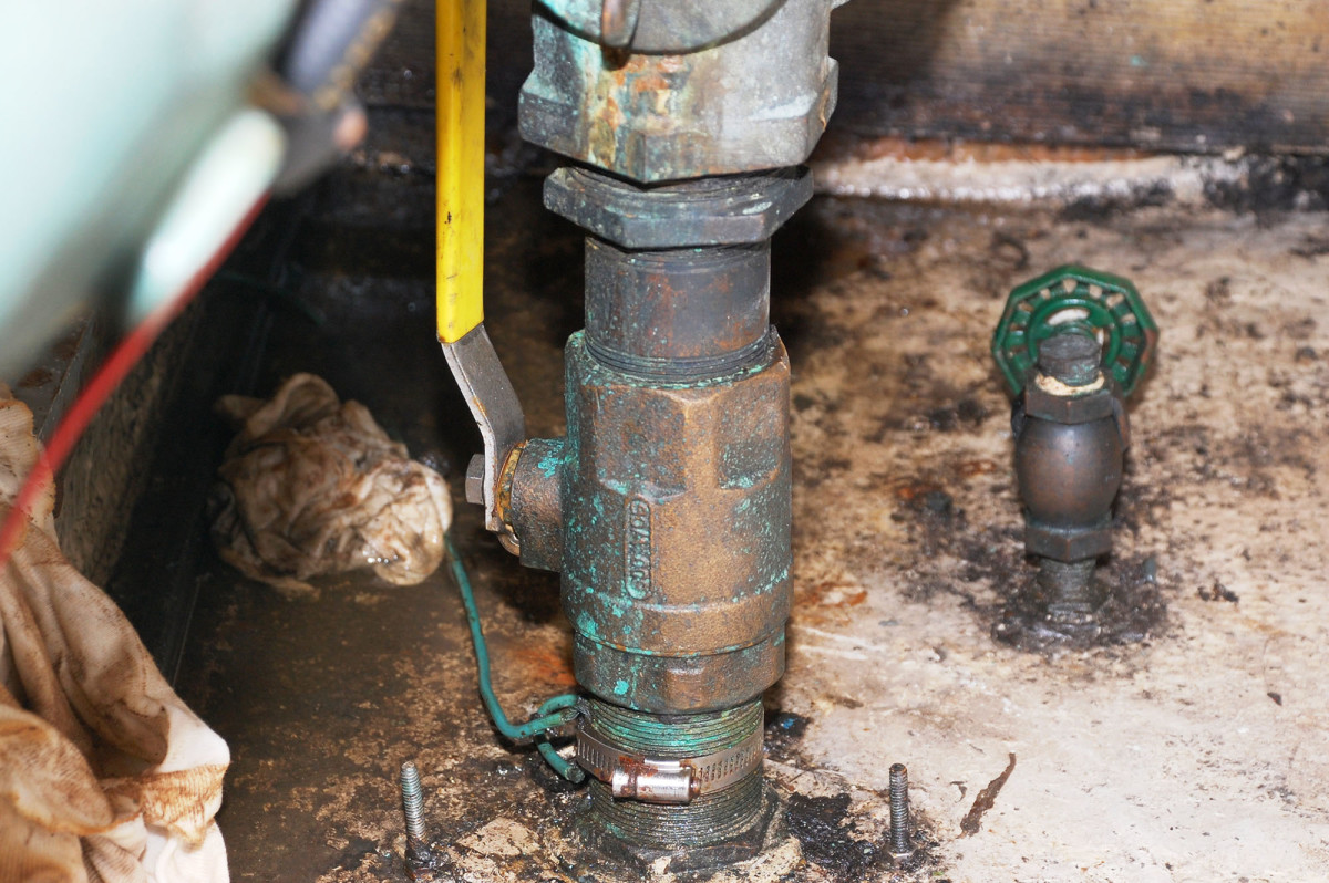 This installation breaks the rules. A straight thread thru-hull has been threaded into a pipe thread in-line valve. Only the thin thru-hull nut secures the assembly to the hull. The bonding wire is too small and has been attached with a hose clamp, creating a high-resistance bonding connection. 