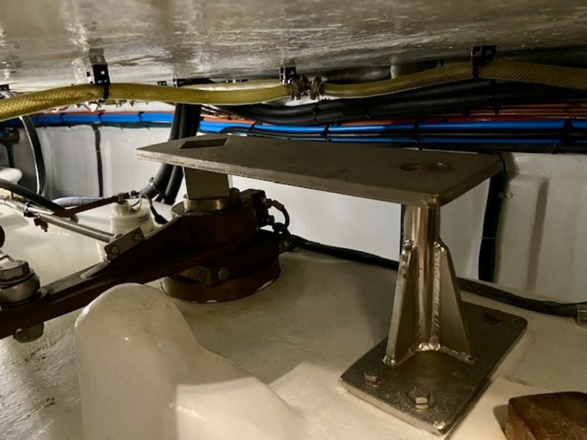 A well-designed steering immobilizer on an Outer Reef, in its storage location. The square end fits over the rudderpost at the top of the photo, and the round hole over the stainless vertical post at the center.
