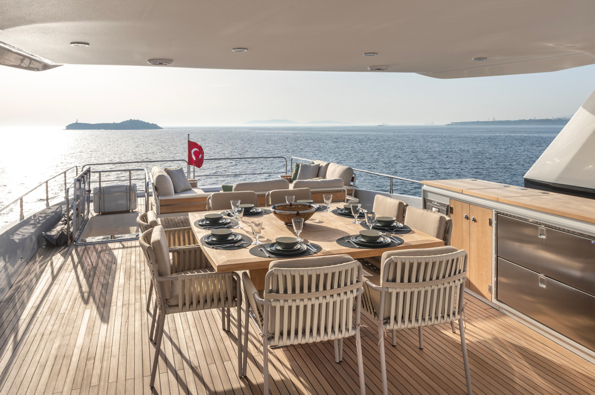 A dining table on the teak-soled flybridge handles alfresco meals with aplomb.